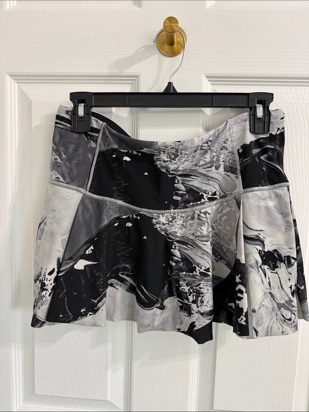 Women's size 6 Lululemon Hit Your Stride Skirt